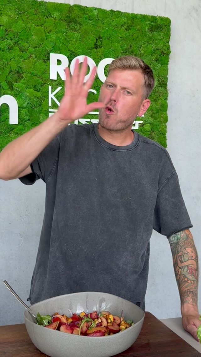 Michi am Ende der Folge mit Küchenchef-Geste