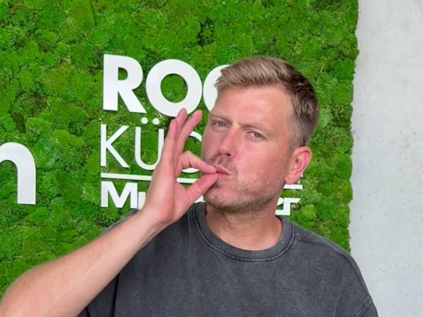 Michi mit Küchenchef-Geste am Ende einer Folge von Michi kocht