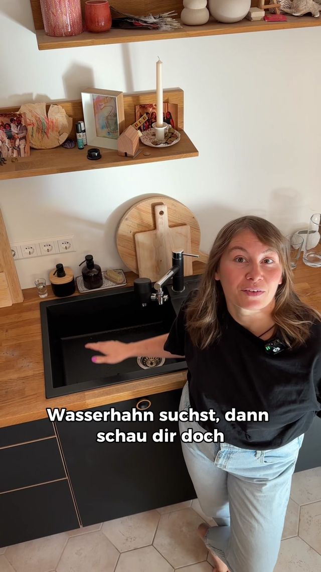 Die Creatorin an der Spüle beim Abschluss des Videos