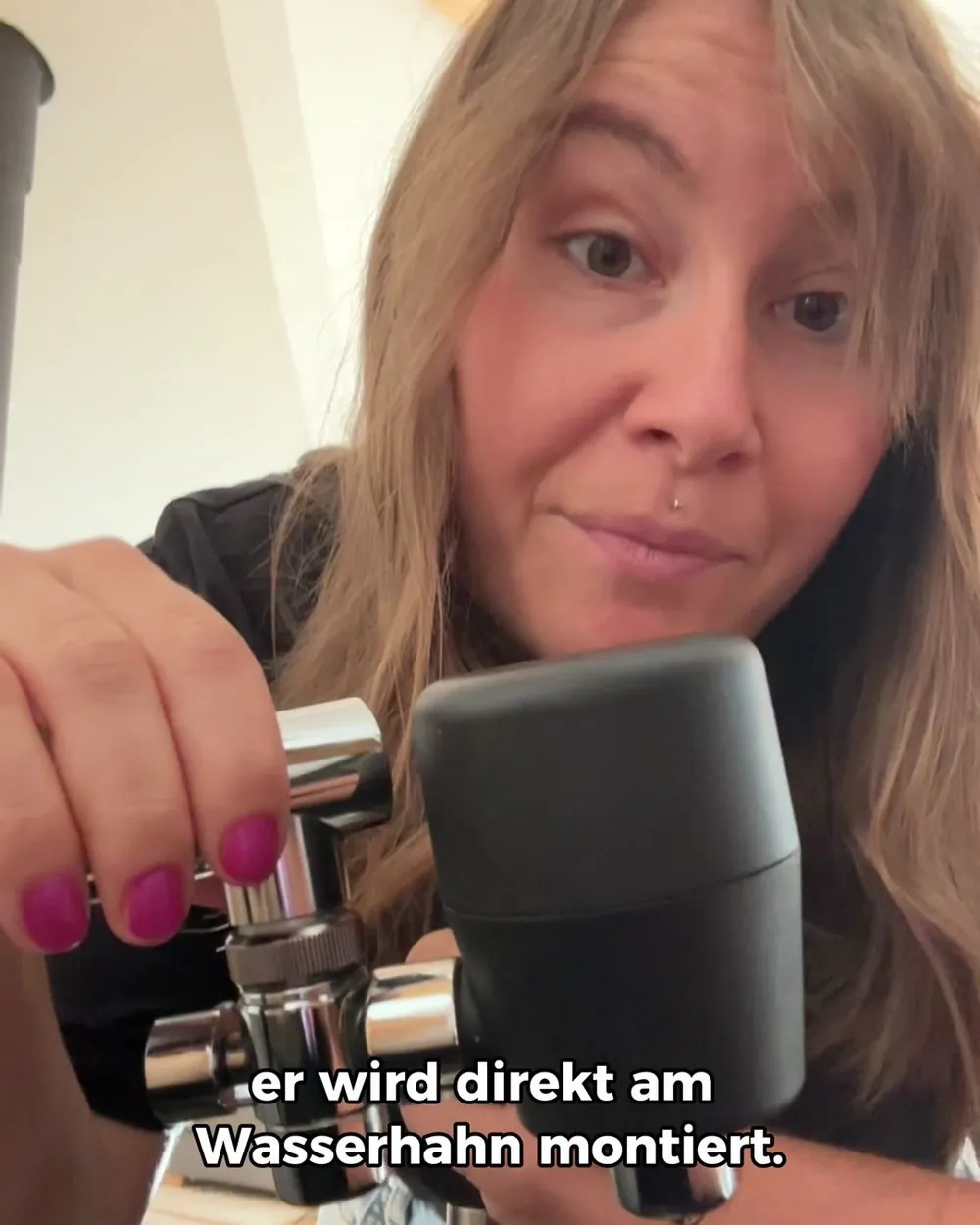 Creatorin zeigt in ihrer Küche, wie der riva Alva S Wasserfilter montiert wird